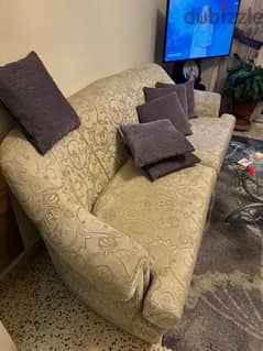 living room in good condition at excellent price 0