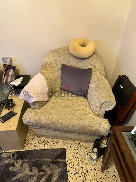 living room in good condition at excellent price 2