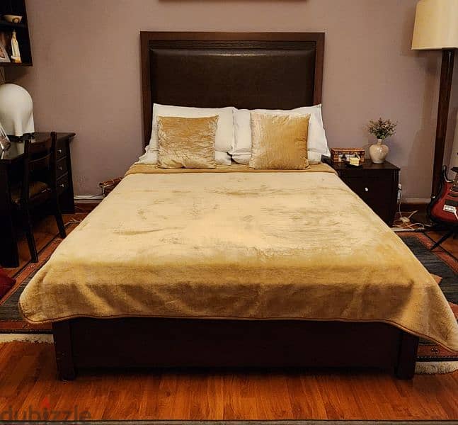 Queen size bed 0