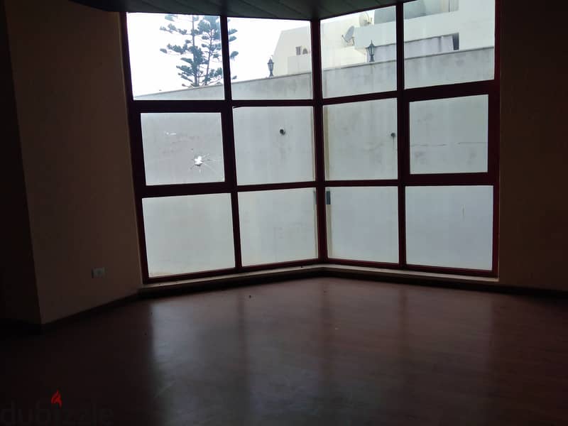 Office in commercial center in Zalka for saleمكتب في المركز التجاري 4