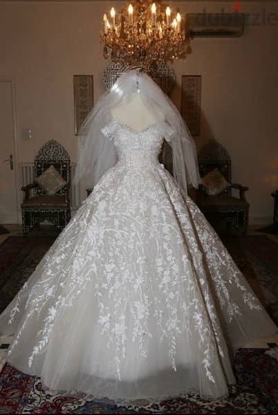 A Stunning Signature Lightweight Wedding Dress 0
