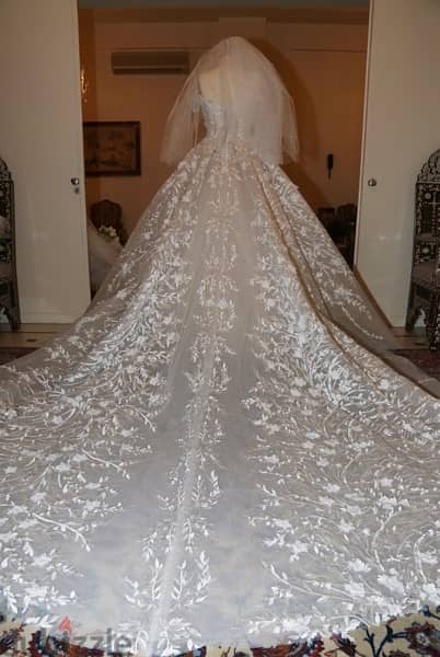 A Stunning Signature Lightweight Wedding Dress 2