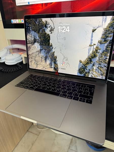 MacBook Pro 15-inch, 2018 Touchbar space gray 2