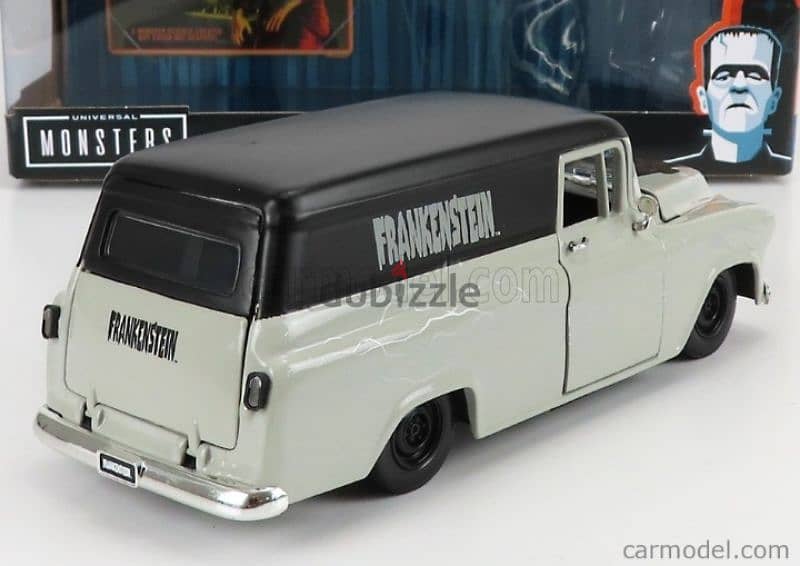 Chevy Suburban '57 (With Frankenstein figure) diecast car model 1;24 3