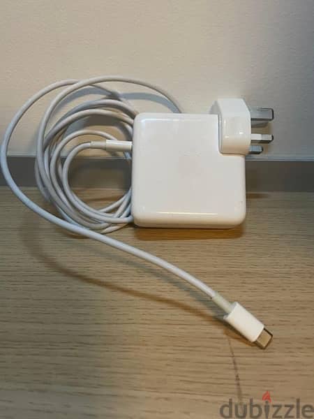 macbook pro 61W charger 0