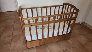 سرير عدد ٢ للبيع بحالة جيدة ( مستخدمين لطفل ١ فقط)