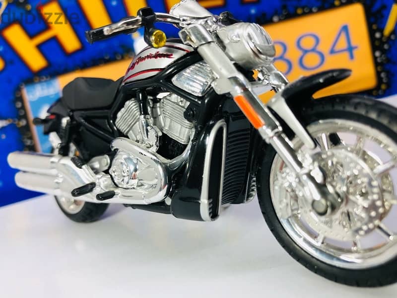 1/18 diecast Harley Davidson VRSCR Street Rod 2006 (Series #21) 4