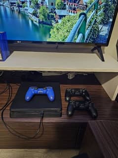 PS4 Slim + 3 controllers