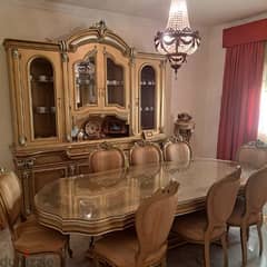 full dining room in excellent condition