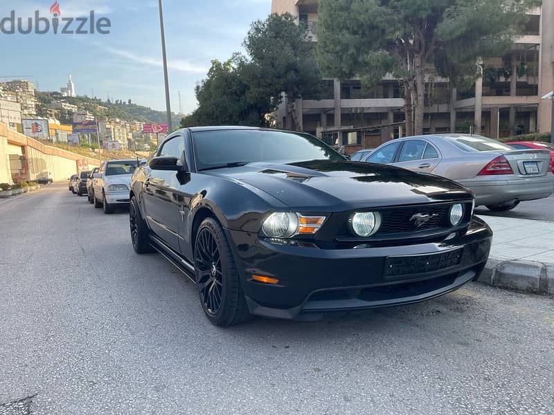 Ford mustang low mileage clean tittle 2
