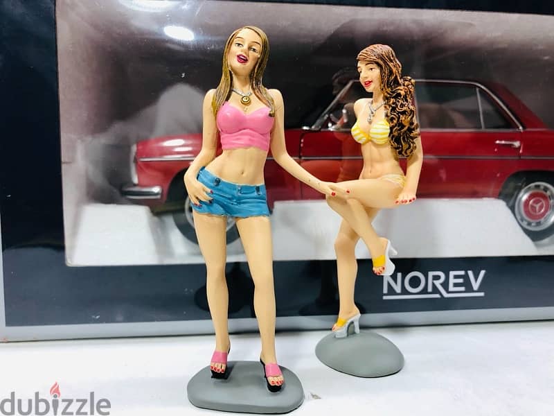1/18 Sale diecast Resin Two girl figures / figurine NEW IN BOX 2