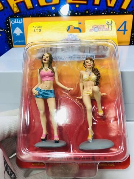 1/18 Sale diecast Resin Two girl figures / figurine NEW IN BOX 4