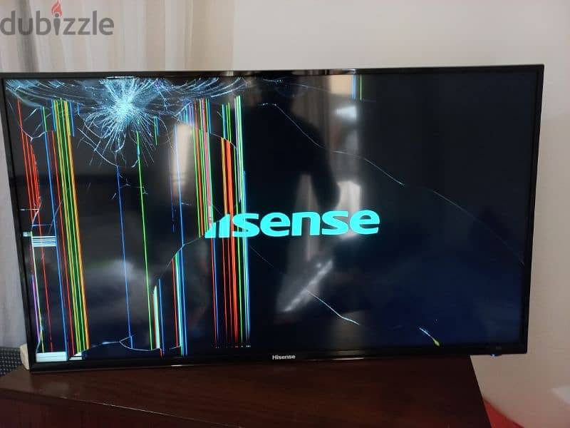 Hisense tv 40" Broken screen. . . 1