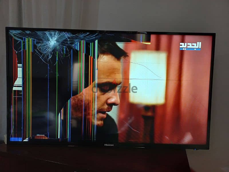 Hisense tv 40" Broken screen. . . 2