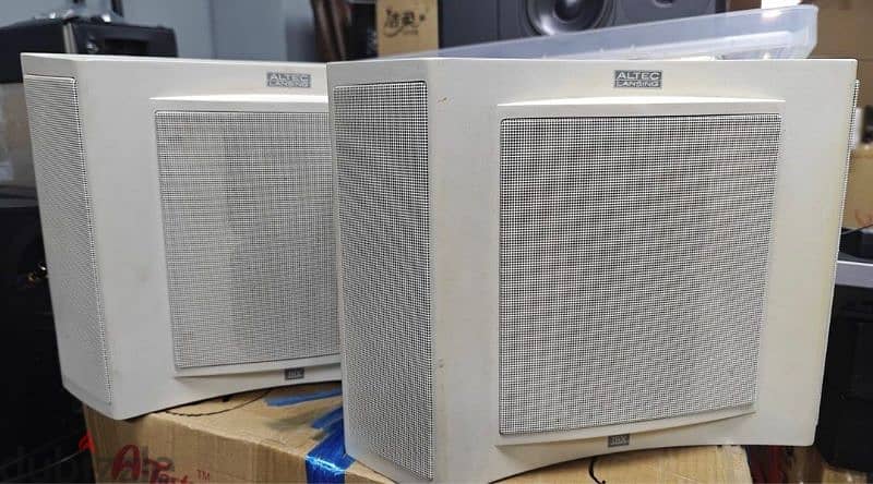 A pair of Altec Lansing AHT2100 speakers 1