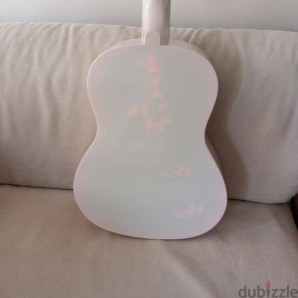 Classic Guitar 3/4 Beige (blanc cassé) color with rose color flowers 1