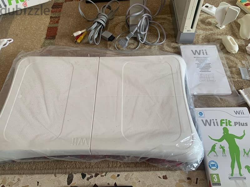 wii console+wii fit plus like new+many accessories more 18game 120$all 4