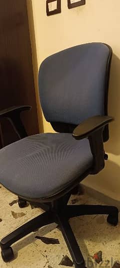كرسي مكتب شبه مستعملة، صنع ايطاليا.
