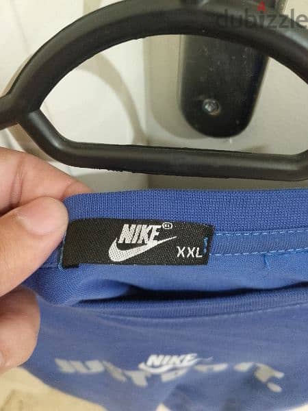 كنزة رجالي شبه جديد ماركة Nike قياس XXL السعر 550,000L. L 4