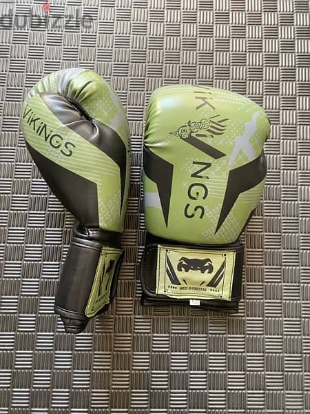 boxing gloves Vikings green 1