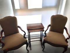 2vintage aaarmchairs  with 2tables gigognes