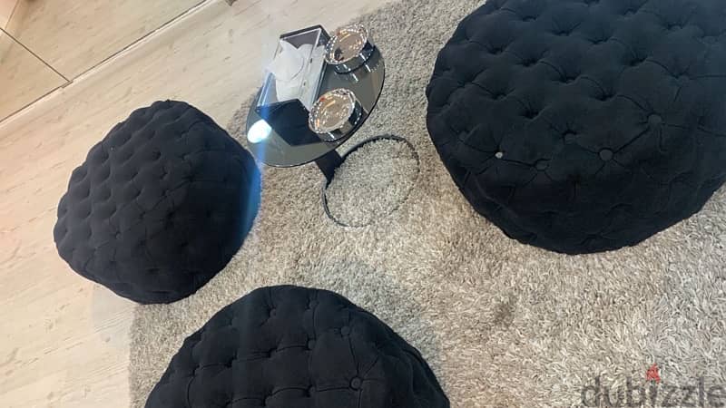 3 pouffs + round table + carpet 1
