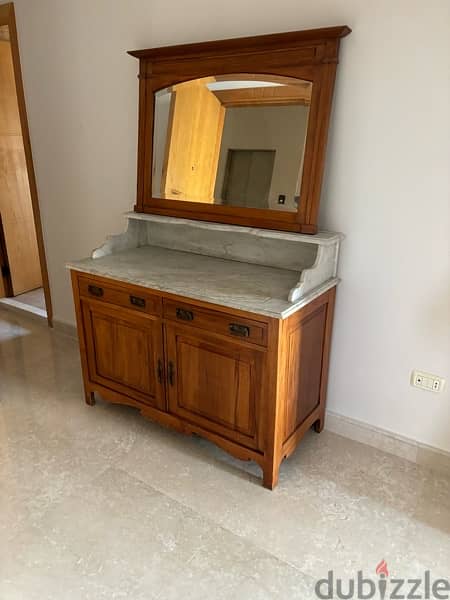 commode with mirror 0