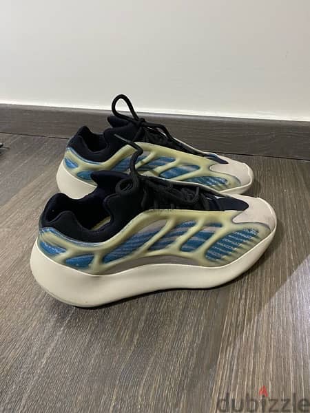 Adidas Yeezy 700 V3 size 44.5 5