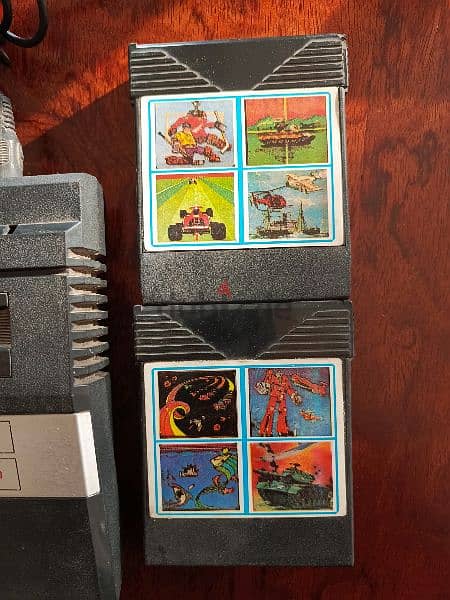 Atari 2600 jr Consol w/ 1 joystick and 4 games. vintage 1