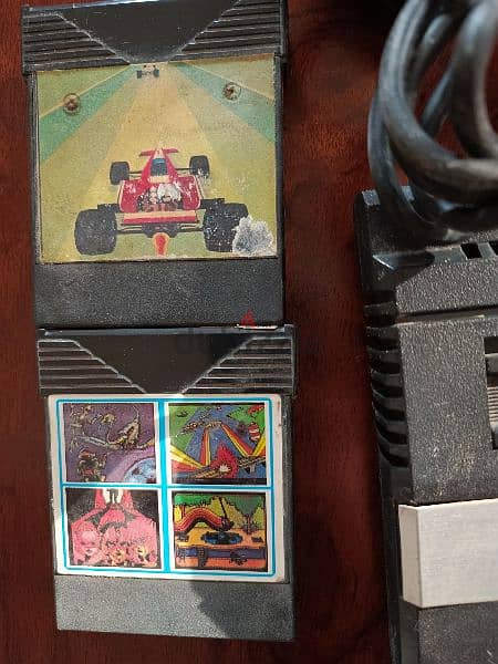 Atari 2600 jr Consol w/ 1 joystick and 4 games. vintage 2