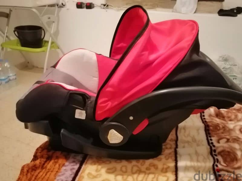 carseat for sale in good condition with baby relax for free 1