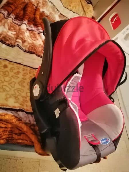 carseat for sale in good condition with baby relax for free 2
