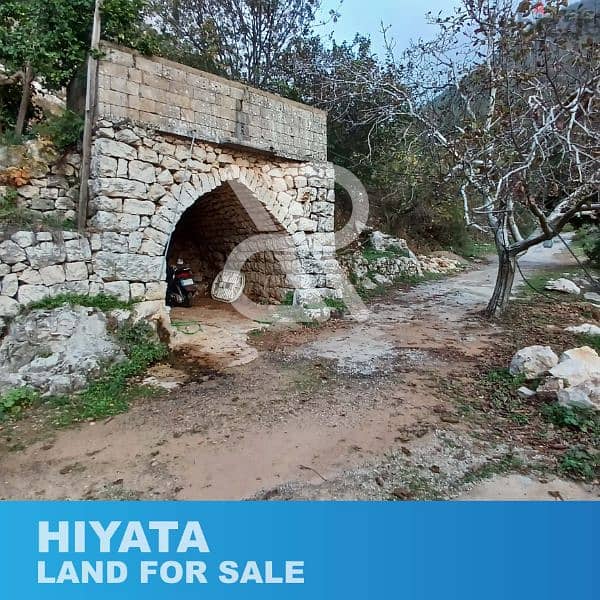 Land and old house for sale in Hiyata - أرض ومنزل قديم للبيع في حياطة 2