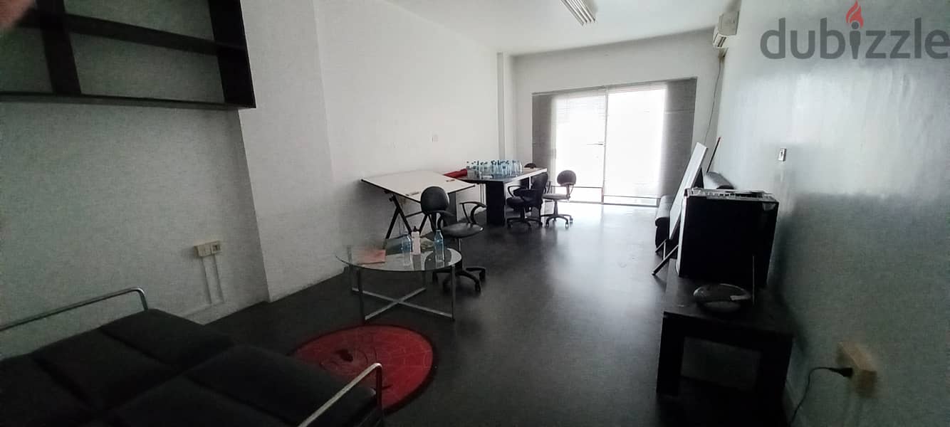 Office in commercial center in Zalka for rentمكتب في المركز التجاري 3