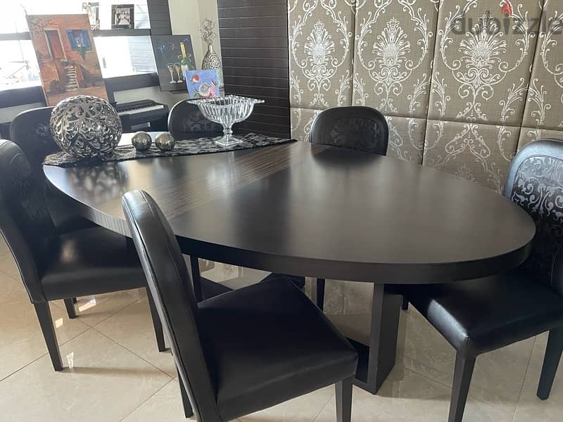 Dining table with chairs in an excellent condition 1