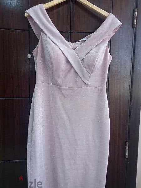 A dress with  good condition and a very nice design . Only used onetime 3