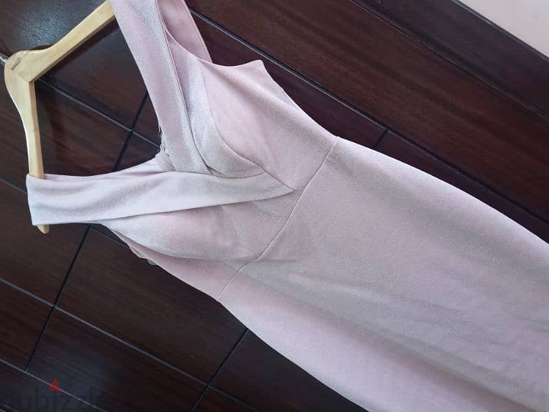 A dress with  good condition and a very nice design . Only used onetime 4