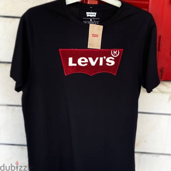LEVI’s Black T-Shirt. 1