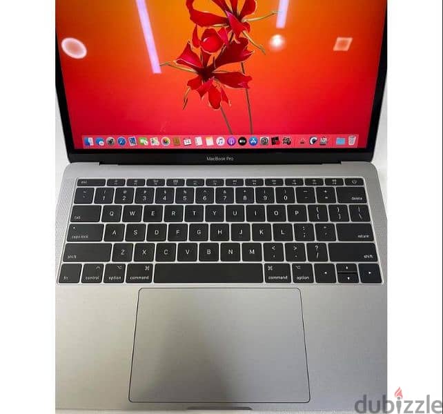 MacBook pro 2017 core i5 super clean 2