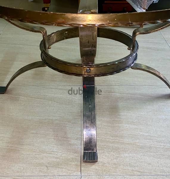 طاولة انتيك  المانية قديمة  طول نص متر + والعرض  متر + 5