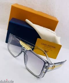 نظارات شمسية كتير مرتبين مع العلبة المرتبة . unisex