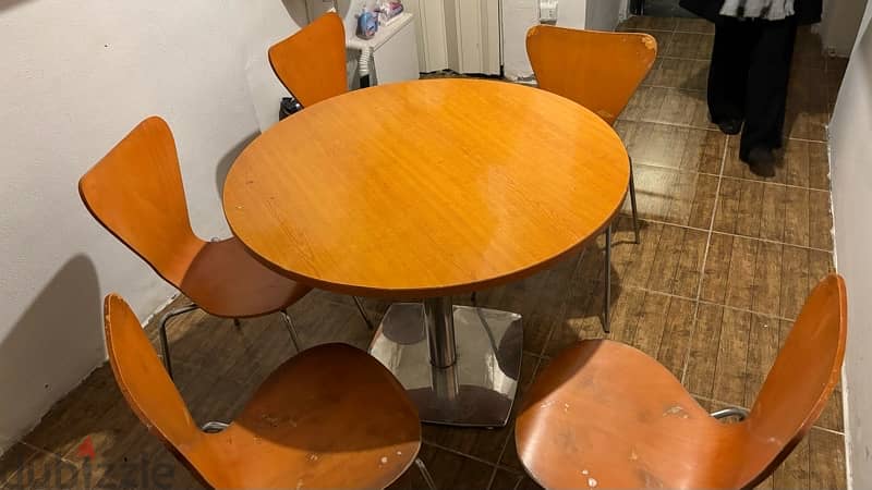 table with 5 chairs 3