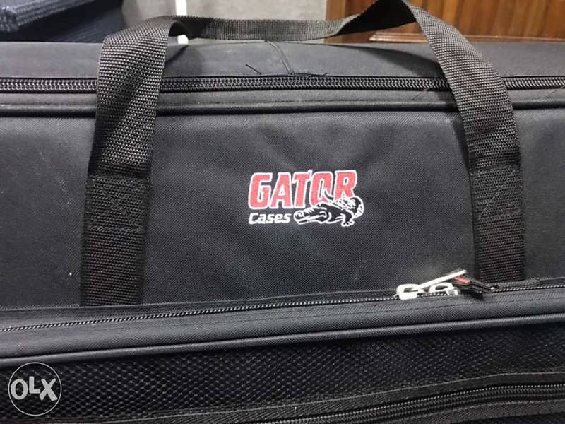 gator keyboard semi rigid case with wheels 1