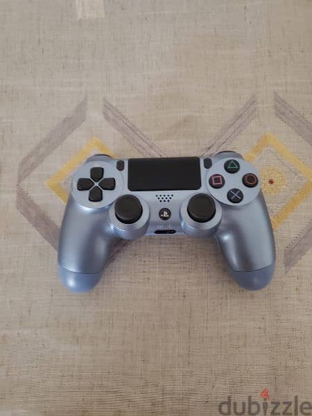 slightly used ps4 controller and very clean 1
