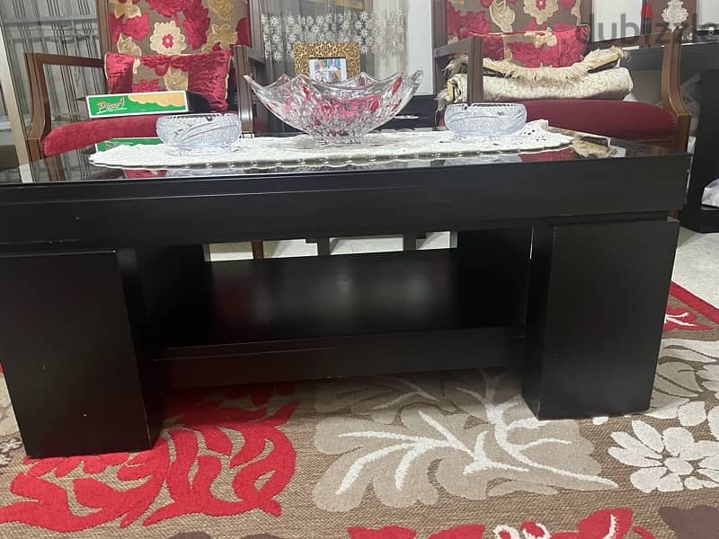 table in very good condition 1