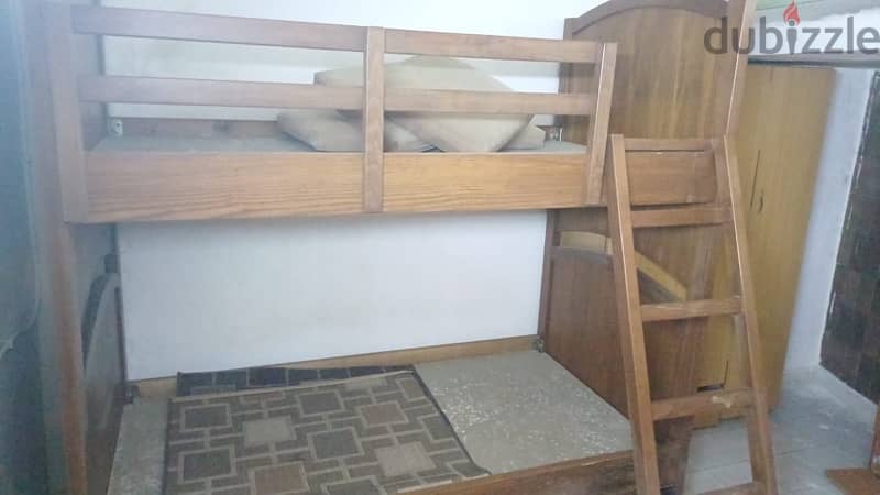 غرفة ٣ سرير مع خزانتين خشب مرتب 1