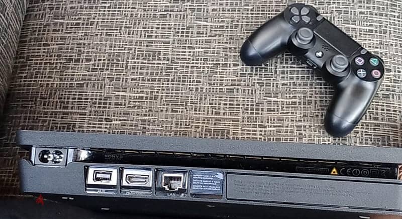 PS4 clean condition (w UPS) 2