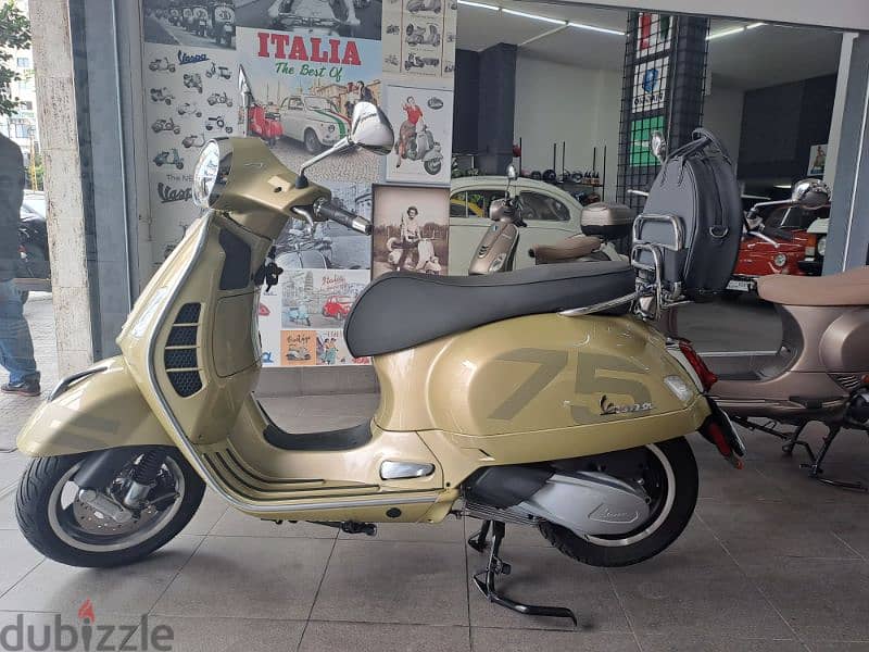 Vespa 300 cc 75th Anniversary (Italian) 4