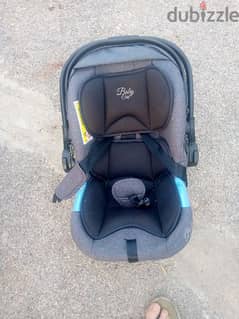 بيع كرسي السيارة للطفل من ٠ ل ٦ أشهر مستعمل ٤ أشهر شبه جديد