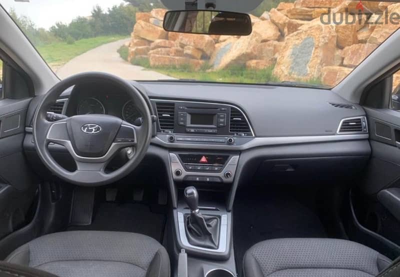 Hyundai Elantra 2017 vitesse (clean carfax) 4